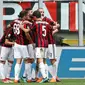 Penyerang AC Milan, Patrick Cutrone bersama rekan-rekannya berselebrasi usai mencetak gol ke gawang Fiorentina pada lanjutan Liga Serie A Italia di stadion San Siro (20/5). Rossoneri memastikan tiket ke Liga Europa. (AP Photo/Antonio Calanni)