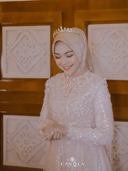 Gaun ini membuat penampilan Ria Ricis terlihat glamor karena dihiasi aksen payet yang mewah. (Instagram/hisyam.sajin).