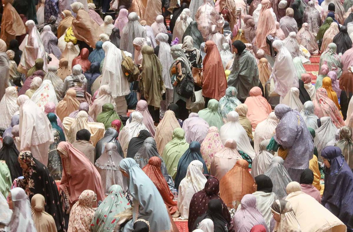 FOTO: Tarawih Pertama  di Bulan Ramadan , Ribuan Umat Islam Padati Mesjid Istiqlal