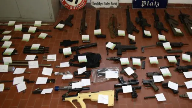 Sejumlah barang sitaan polisi Italia usai menggerebek kelompok ekstremis sayap kanan neo-Nazi awal pekan ini (Handout / AFP PHOTO)