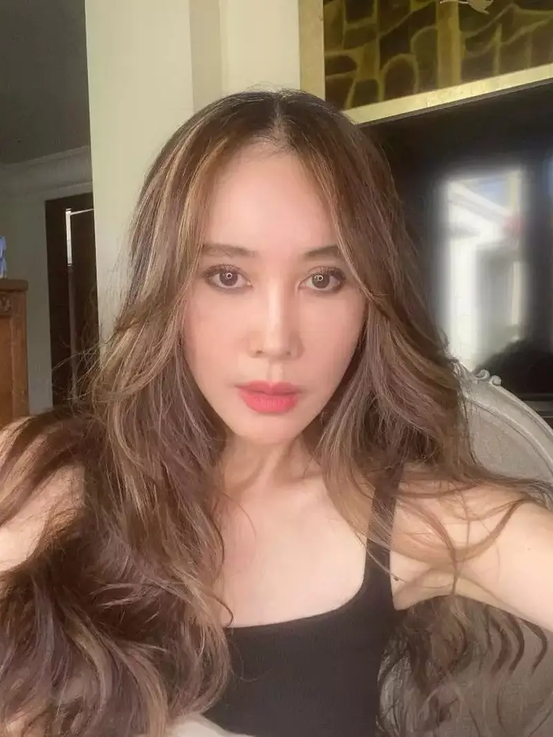 Potret terbaru Ina Thomas usai jalani operasi plastik di Korea Selatan (Sumber: Instagram/@inathomas)