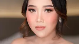 Jika biasanya tampil dengan makeup natural, pesona wanita berusia 28 tahun ini begitu terpancar dengan makeup flawless. Riasan matanya yang tajam membuat dirinya begitu elegan.(Liputan6.com/IG/@kikysaputrii)