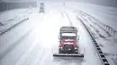 Sejumlah truk membersihkan jalanan saat badai salju di Roanoke, Virginia, Amerika Serikat, 16 Januari 2022. (Scott P. Yates/The Roanoke Times via AP)