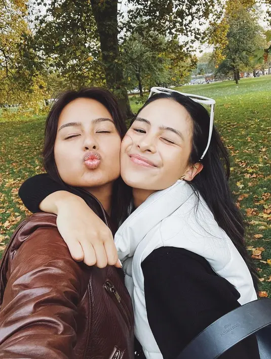 Potret liburan kedua kakak beradik ini juga sukses membuat iri. Dalam foto selfie kali ini, dengan latar musim gugur, Amanda tampak mengenakan jaket kulit berwarna cokelat, sedangkan Maudy memilih puffer jacket tanpa lengan berwarna putih untuk melapisi sweater hitam lengan panjangnnya. Foto: Instagram.