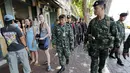 Petugas militer dan polisi berpatroli usai terjadinya ledakan bom di dekat kuil Erawan, Bangkok, Thailand, (18/8/2015). Ledakan bom tersebut menewaskan 22 orang termasuk delapan warga asing. (REUTERS/Chaiwat Subprasom)