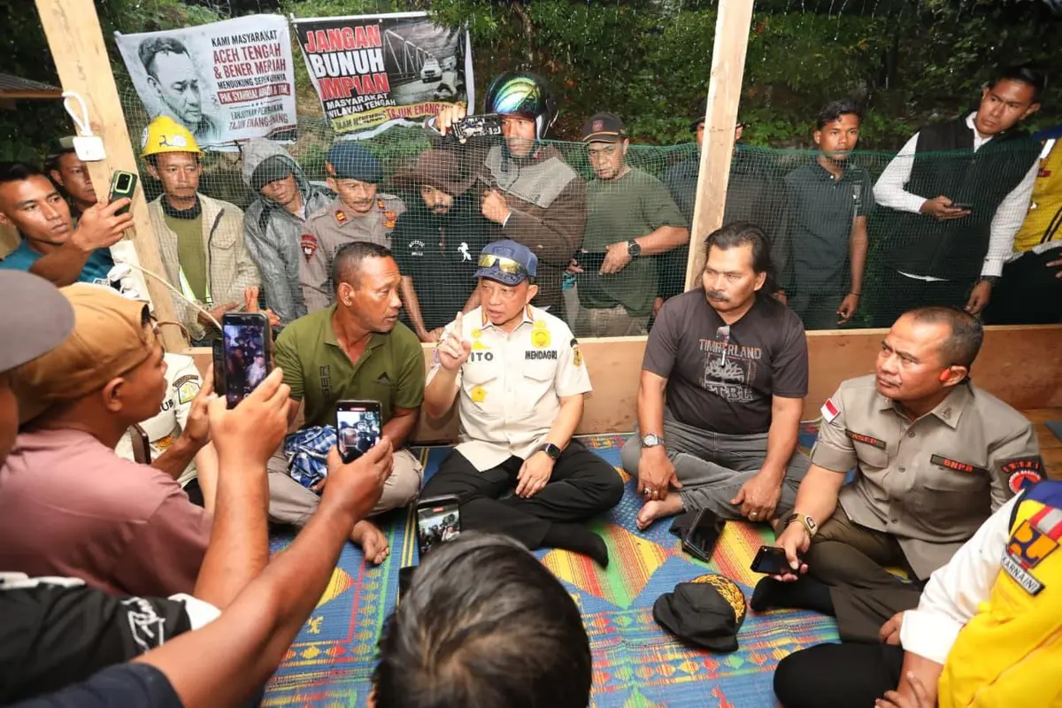 Ketua Satgas PRR Muhammad Tito Karnavian Bersama masyarakat Enang-Enang