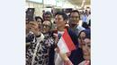 Pebalap Manor Racing asal Indonesia, Rio Haryanto, berfoto bersama staf KBRI Manama dan warga Indonesia yang menyambutnya di Bandar Udara Internasional Bahrain, Selasa (29/3/206). (Bola.com/Istimewa/Andri Hartanto)