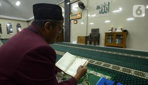 Warga membaca Alquran saat melakukan itikaf pada malam ke-27 bulan puasa Ramadhan 1443 H di Masjid Asy-Syuhada, Cikampek, Kabupaten Karawang, Jawa Barat, Jumat (29/4/2022). Itikaf dilakukan pada 10 hari terakhir bulan Ramadhan dengan membaca Alquran, dzikir, dan selawat untuk mencari rida Allah SWT. (merdeka.com/Imam Buhori)