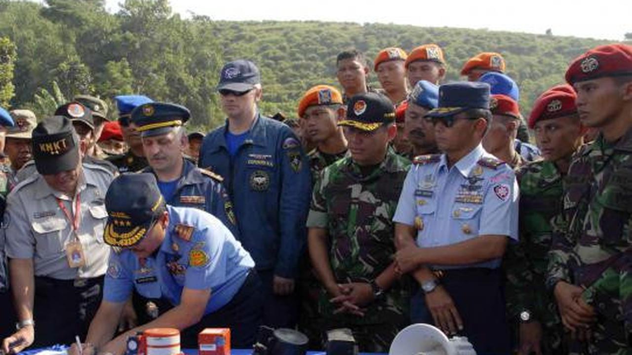 Koordinator Tim SAR gabungan Kolonel Infantri AM Putranto  kanan  meny 