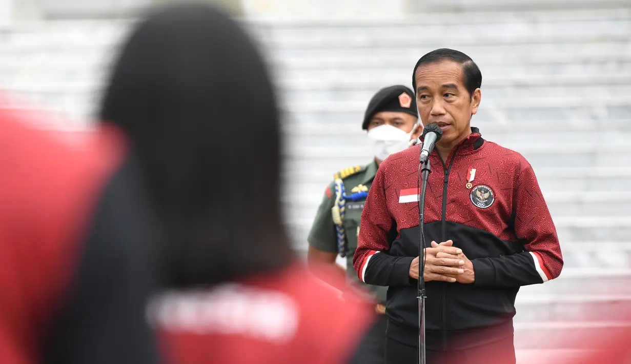<p>Presiden Joko Widodo memberikan pidato saat upacara penyerahan bonus atlet SEA Games ke-31 Vietnam di Halaman Istana Merdeka, Jakarta, Senin (13/6/2022). Presiden menyerahkan total bonus kepada seluruh atlet sebesar Rp130,5 Miliar sementara untuk pelatih dan asisten pelatih sebesar Rp32 Miliar. (FOTO: Lukas - Biro Pers Sekretariat Presiden)</p>
