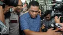 Staff Ahli komisi V, Jailani usai menjalani pemeriksaan oleh penyidik KPK, Jakarta, Selasa (23/2). Jailani diperiksa sebagai saksi Abdul Khoir, Direktur Utama PT Windu Tunggal Utama. (Liputan6.com/Helmi Afandi)