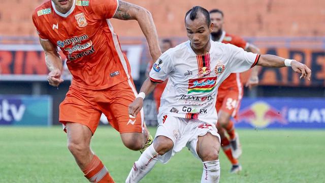 Duel bek Borneo FC, Jan Lammers dengan gelandang sayap Persija, Riko Simanjuntak pada leg kedua semifinal Piala Indonesia.