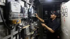 Warga melakukan pengisian listrik di rumah susun kawasan Jakarta, Selasa (30/11/2021). Kementerian ESDM bersama Banggar DPR RI berencana menerapkan kembali tariff adjustment (tarif penyesuaian) bagi 13 golongan pelanggan listrik PT PLN (Persero) non subsidi tahun 2022. (Liputan6 com/Angga Yuniar)