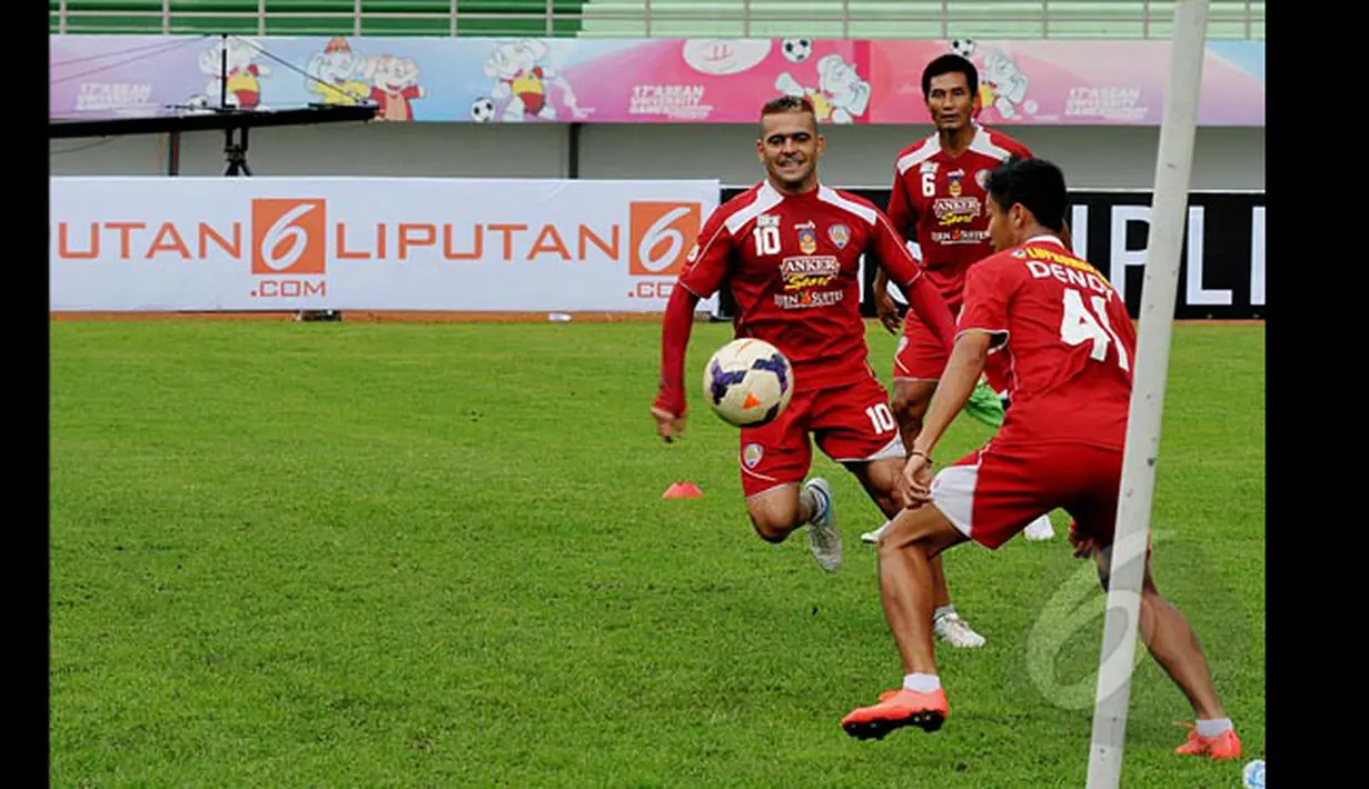 Striker Arema Cronus, Cristian Gonzales (tengah) melakukan latihan ringan di Stadion Jakabaring Palembang, Sabtu (24/1/2015). Arema Cronus akan bertemu Persebaya Surabaya di semifinal SCM Cup 2015 pada Minggu (25/1).  (Liputan6.com/Johan Tallo)