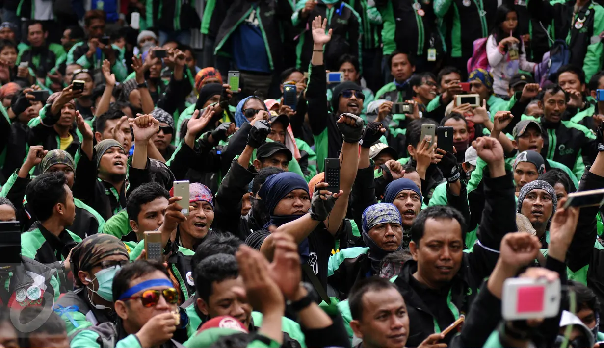 Pengemudi ojek on-line GrabBike meneriakkan tuntutan saat unjuk rasa di belakang kantor Grab di kawasan Kuningan, Jakarta, Kamis (5/1). Mereka menuntut pihak perusahaan menaikkan tarif argo per kilometernya. (Liputan6.com/Helmi Fithriansyah)