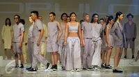 Sejumlah Model membawakan busana Populo Batik karya Desainer Bai Soemarlono dan Joseph Lim pada Fashion Show yang di selenggarakan di Senayan City, Jumat Malam, (3/6). Para model membawakan Busana Batik yang modern. (Liputan6.com/Johan Tallo)