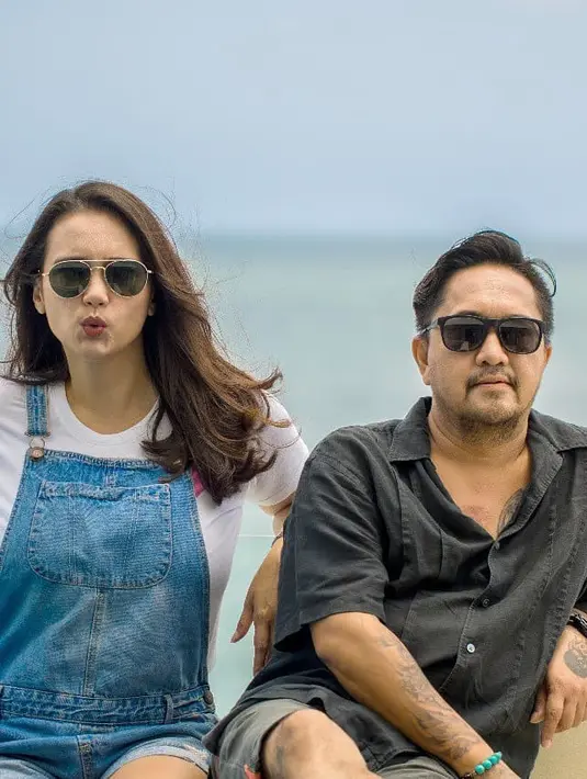 "@febyfebiola_ Happy Birthday dear 🎂🎉 lots and lots of love 😘💕💕💕💕🤗," tulis artis senior Tamara Bleszynski memberikan ucapan. "HBD @febyfebiola_ wish U All the best 😘😜🎂💐🎉," tulis penyanyi dangdut Iis Dahlia. (Instagram/febyfebiola_)