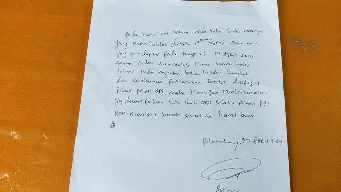Surat keterangan berita acara yang dibuat Ketua KPPS 012 usai berdebat dengan oknum timses capres saat pemilu lanjutan (Liputan6.com / Nefri Inge)