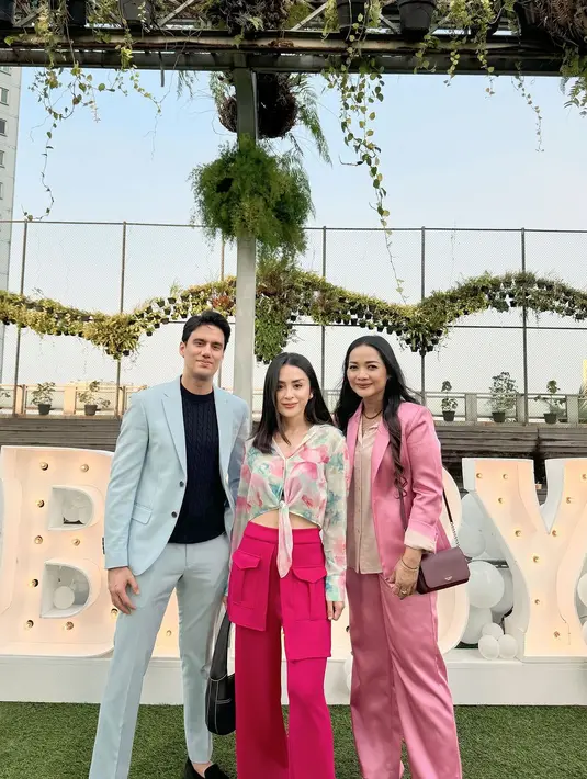 Selvi Kitty tampil cheerful pakai printed top lengan panjang dan high waist pants warna fuschia. [@farahcarpetofficial].