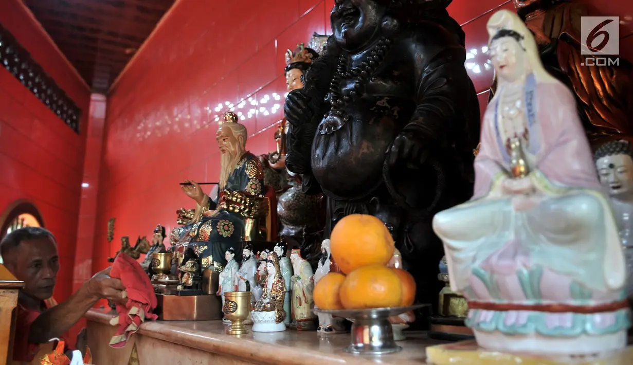 Pekerja melakukan perawatan patung Buddha di Vihara Bahtera Bhakti, Jakarta, Selasa (29/1). Pengurus Vihara melakukan persiapan menyambut Tahun Baru Imlek 2019, seperti pengecatan ulang bangunan hingga pembersihan kolam. (Merdeka.com/Iqbal S Nugroho)
