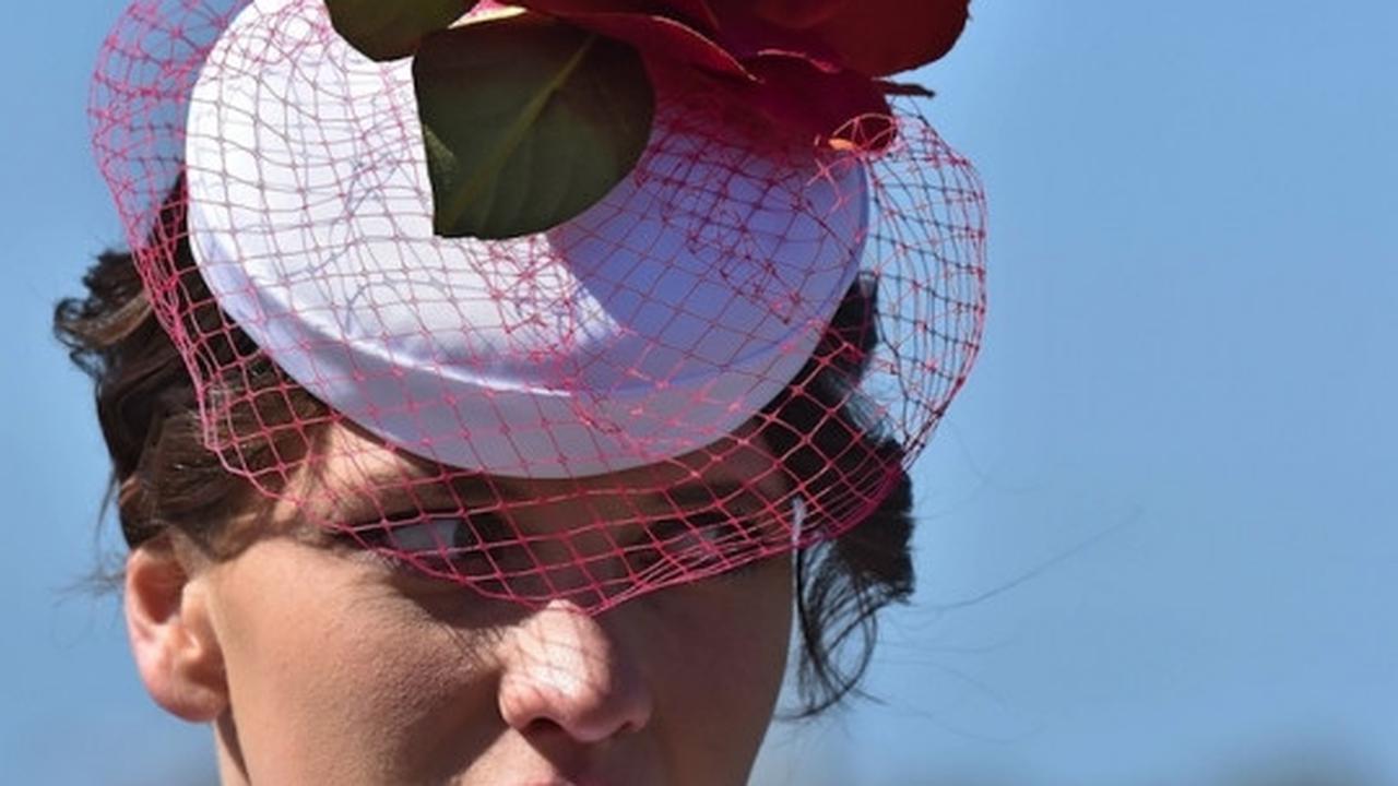 Kehebohan para gadis 'Racegoers' cantik di arena pacuan kuda