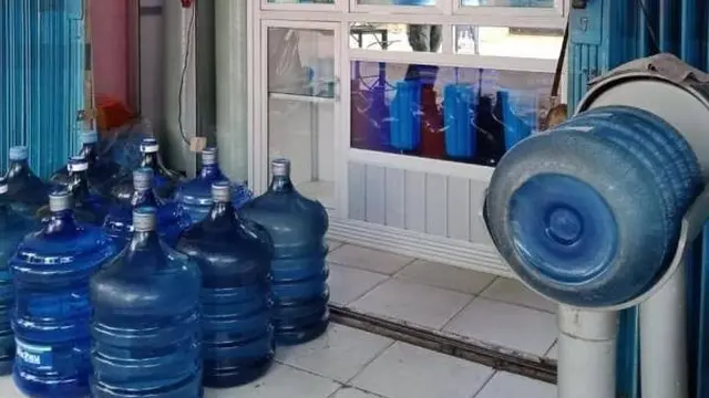 Pelaku usaha depot air minum isi ulang.