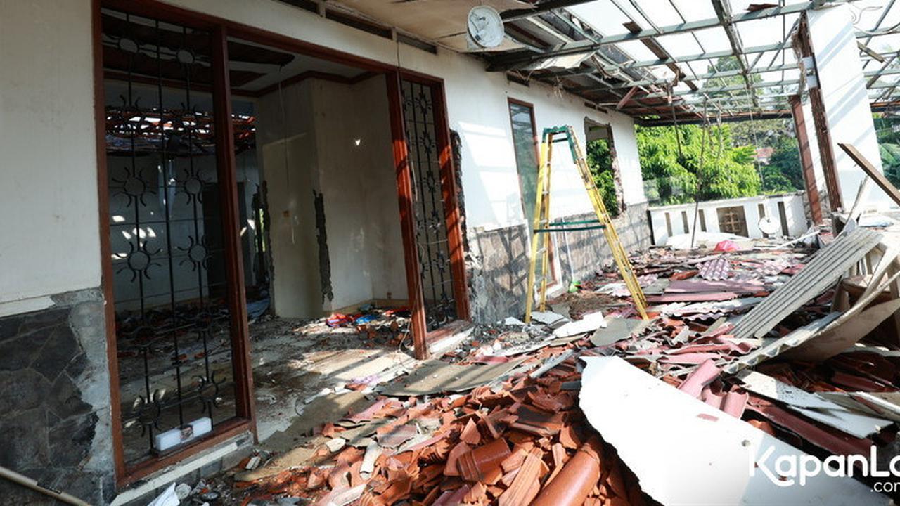 9 Potret Rumah Atalarik Syach Dibongkar Paksa Aparat Tanpa Surat Pemberitahuan, Genteng Dirusak dan Dinding Sudah Jebol