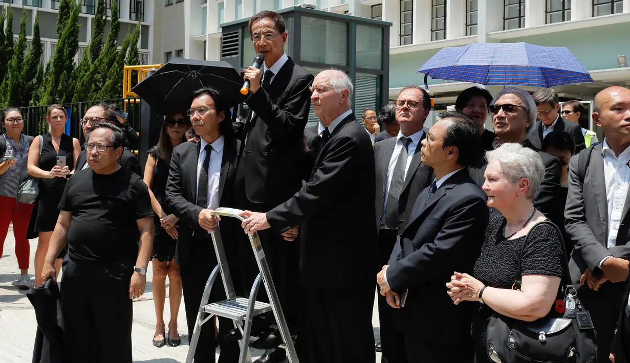 Veteran aktivis demokrasi Martin Lee (tengah) berbicara di hadapan para pengacara saat berdemonstrasi di Hong Kong, Rabu (7/8/2019). Keterlibatan komunitas pengacara dalam sebuah gerakan demonstrasi adalah hal langka di Hong Kong. (AP Photo/Kin Cheung)