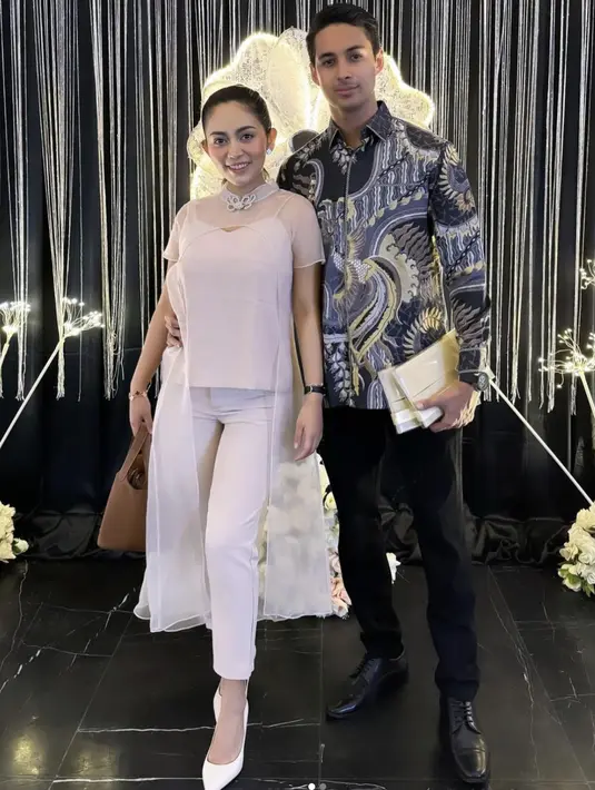 Dengan vlouse unik bernuansa pastel. Aksen cutting pada area dada menambah gaya optimal yang menjanjikan.  [Foto: Instagram/ RachelVennya]