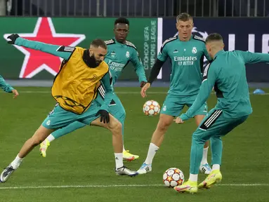 Penyerang Real Madrid, Karim Benzema bersama rekan satu timnya mengikuti sesi latihan di Stadion Olimpiyskiy di Kyiv, Ukraina, Senin (18/10/2021). Real Madrid akan bertanding melawan Shakhtar Donetsk pada Grup D Liga Champions di NSC Olimpyskiy. (AP Photo/Efrem Lukatsky)