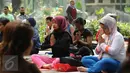Sejumlah perempuan pegiat antikorupsi melakukan meditasi jelang aksi penyampaian surat terbuka di Taman Suropati, Jakarta, Minggu (6/12). Kegiatan ini juga bentuk peringatan Hari Anti korupsi. (Liputan6.com/Helmi Fithriansyah)