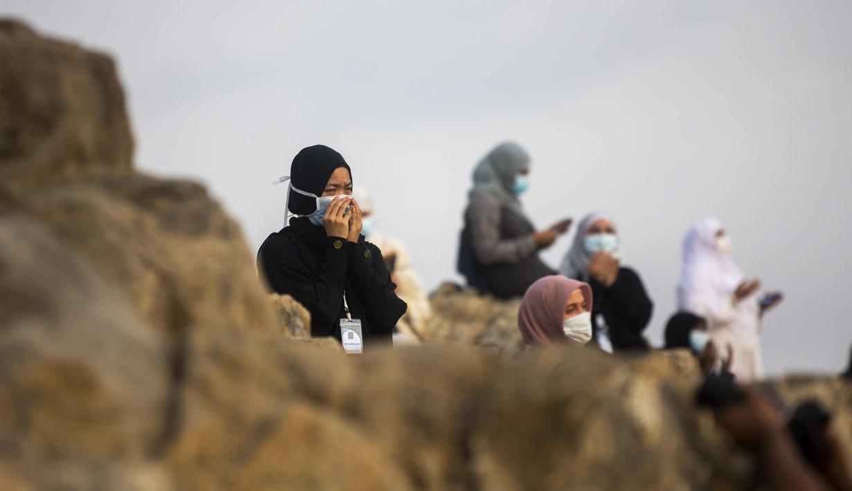 Para jemaah berdoa saat melaksanakan rangkaian ibadah haji di Padang Arafah, dekat Makkah, Arab Saudi, Kamis (30/7/2020). Hanya sekitar 1.000 jemaah yang diizinkan untuk melakukan ibadah haji tahun ini karena pandemi virus corona COVID-19. (Saudi Ministry of Media via AP)