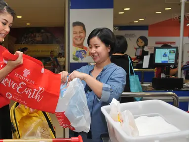 Sigi Wimala (kiri) mengajak masyarakat untuk mengurangi penggunaan kantong plastik, Jakarta, Kamis (28/4). Melalui Program Tempo Scan Love Earth, konsumen didorong untuk menggunakan tas ramah lingkungan. (Liputan6.com/Gempur M Surya)