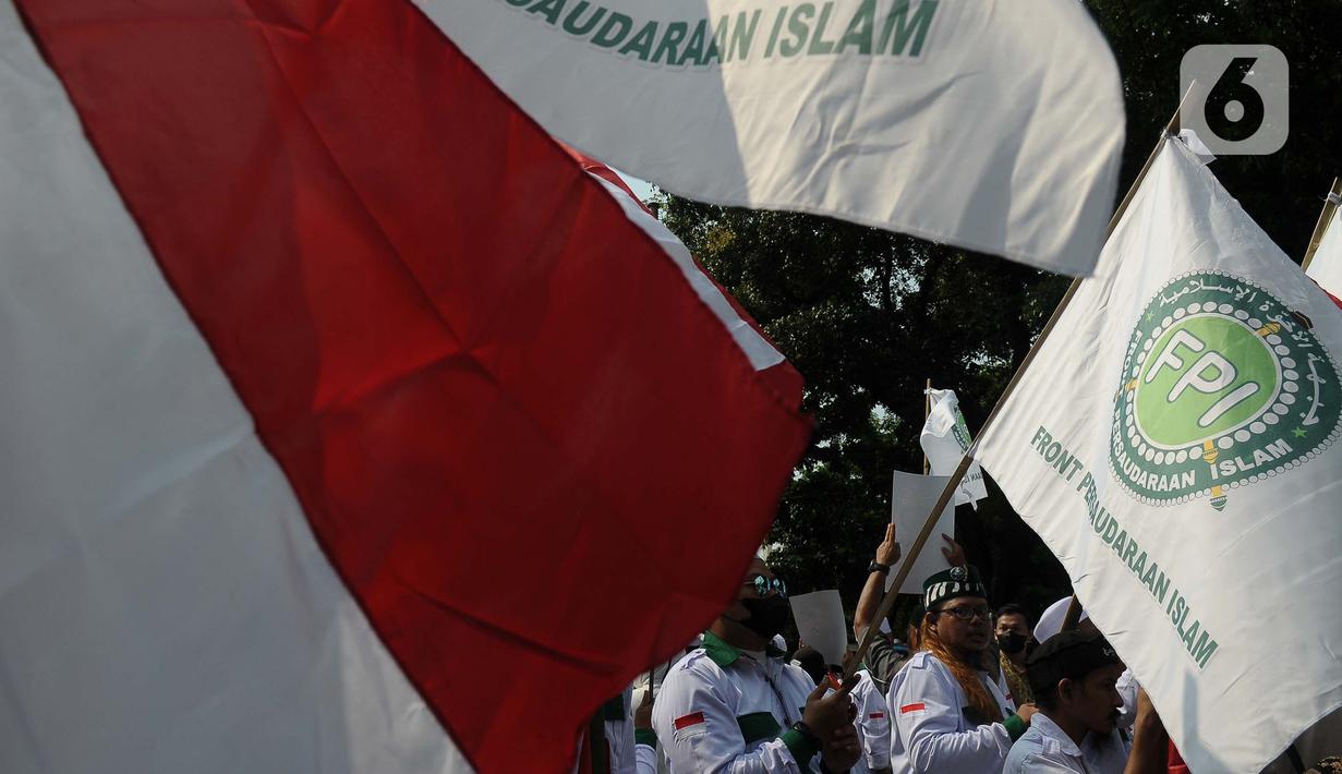 Massa membawa bendera merah putih hingga bendera berlambang FPI. (merdeka.com/Imam Buhori)