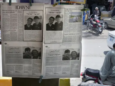 Surat kabar pagi menerbitkan iklan pesan belasungkawa untuk dua korban insiden kapal selam Titan, Shahzada Dawood dan putranya Suleman Dawood, oleh keluarga dan perusahaan mereka, yang dipajang di kios pinggir jalan, di Islamabad, Pakistan, Selasa, 27 Juni 2023. (AP Photo/Anjum Naveed)