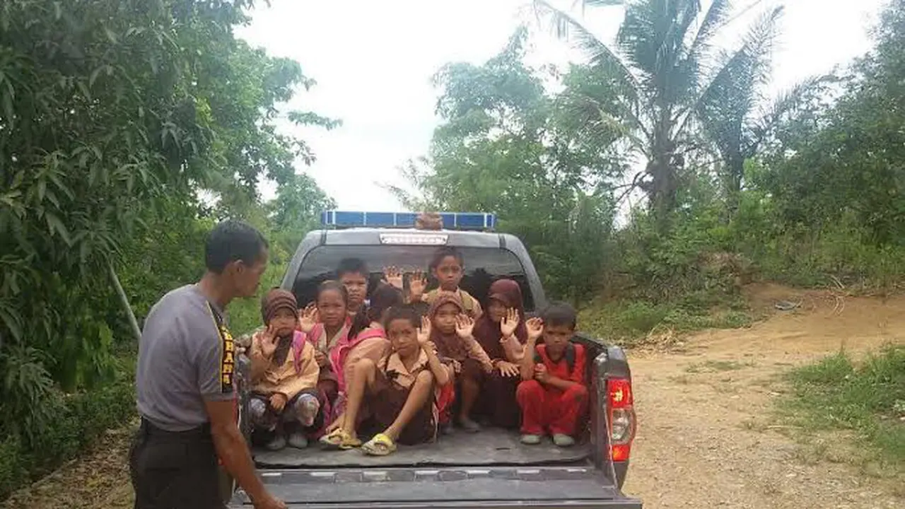 20160131-Polisi Wajo tolong siswa SD