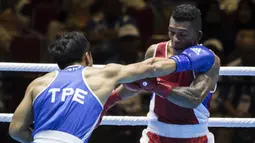 Petinju Taiwan, Chia-Wei Kan, memukul petinju Indonesia, Brama Betaubun, pada Invitation Tournament Asian Games di JiExpo Kemayoran, Jakarta, Senin (12/2/2018). Petinju Indonesia kalah 1-4 dari petinju Taiwan. (Bola.com/Vitalis Yogi Trisna)