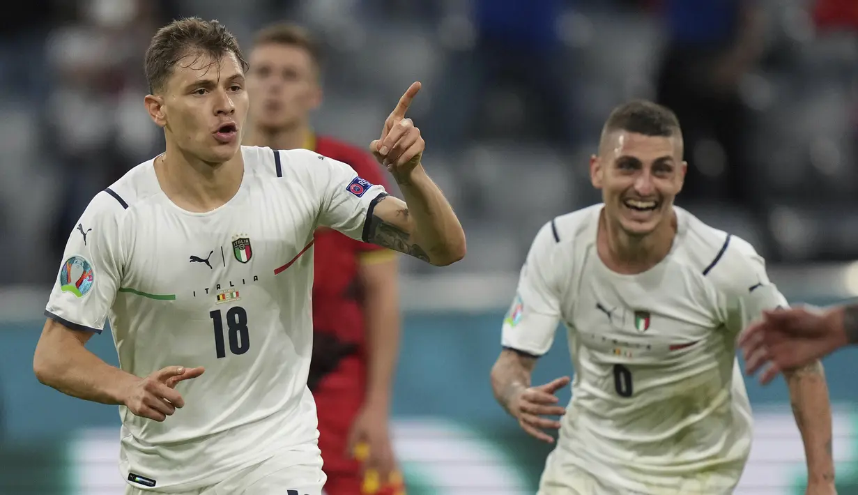 Gelandang timnas Italia, Nicolo Barella dan rekannya Marco Verratti berselebrasi setelah mencetak gol pada babak perempat final Euro 2020 / 2021 di Allianz Arena, Munich, Sabtu (3/7/2021) dinihari WIB. Italia sukses melenggang ke semifinal usai mendepak Belgia 2-1. (AP Photo/Matthias Schrader, Pool)