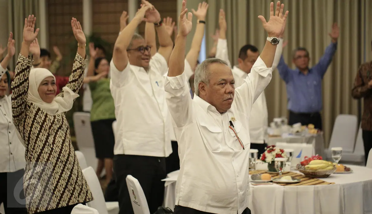 Menteri Pekerjaan Umum dan Perumahan Rakyat (PUPR) Basuki Hadimuljono melakukan senam peregangan otot sebelum membuka rangkaian acara Gerakan Masyarakat Hidup Sehat (Germas) di Kantor Kemenko PMK, Jakarta, Rabu (22/2). (Liputan6.com/Faizal Fanani)