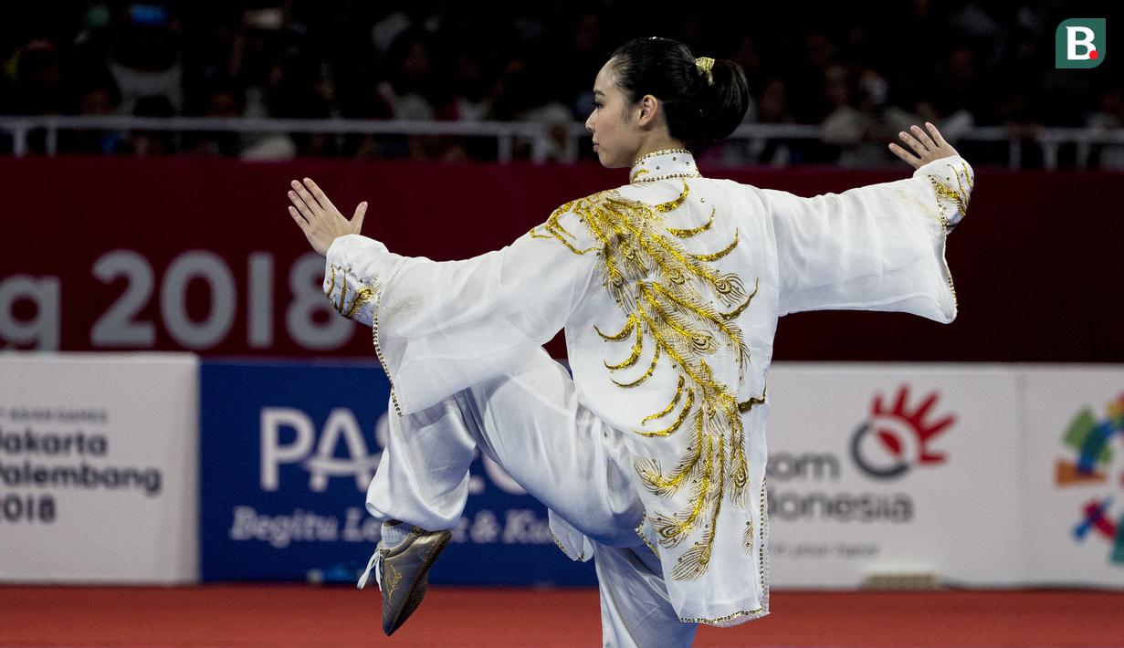 Atlet wushu Indonesia, Lindswell, saat beraksi pada Asian Games di JIExpo, Jakarta, Minggu, (19/8/2018). Sukses mengumpulkan poin tertinggi, atlet cantik ini berpeluang meraih emas dari nomor Taijiquan dan Taijijian. (Bola.com/Vitalis Yogi Trisna)