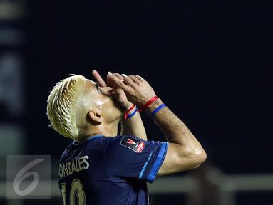 Pemain Arema FC, Cristian Gonzales saat merayakan kemenangan atas PBFC di laga final Piala Presiden 2017 di Stadion Pakansari, Minggu (12/3). Cristian Gonzales meraih gelar pencetak gol terbanyak dengan 11 gol. (Liputan6.com/Helmi Fithriansyah)