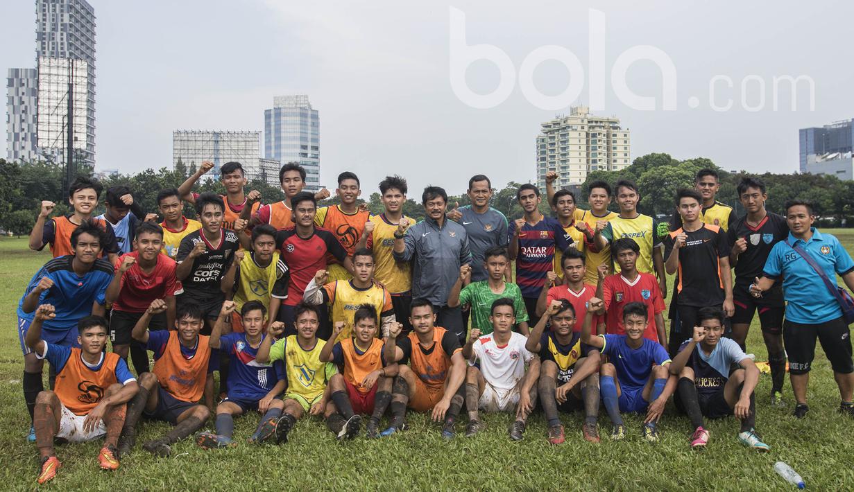 Para peserta seleksi Timnas Indonesia U-19 foto bersama pelatih Timnas Indonesia U-19, Indra Sjafri, usai menjalani seleksi di Lapangan Aldiron, Jakarta, Kamis (23/2/2017). (Bola.com/Vitalis Yogi Trisna)