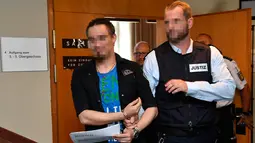 Terdakwa Christian L (kiri) memasuki ruangan sebelum sidang putusan di pengadilan distrik di Freiburg, Jerman, Selasa (7/8). Christian bersama istri mencabuli dan menjual putranya yang masih berusia 10 tahun ke situs paedofil. (THOMAS KIENZLE/AFP)