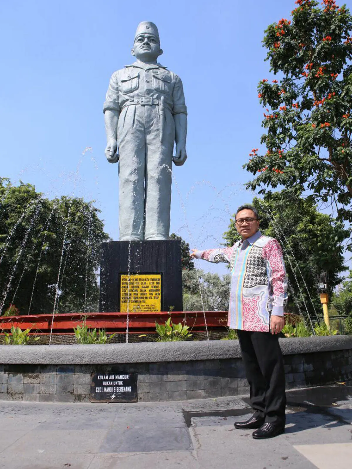Ketua MPR menyebut monumen Suryo adalah bukti yang akan terus mengingatkan pentingnya bangsa Indonesia waspada terhadap komunisme.