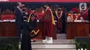 Presiden Republik Indonesia ke-5, Megawati Soekarnoputri (tengah) saat Sidang Senat Terbuka Pengukuhan Guru Besar di Aula Merah Putih Universitas Pertahanan, Sentul, Bogor, Jumat (11/6/2021). Megawati menerima gelar Profesor Kehormatan dari Universitas Pertahanan. (Liputan6.com/Helmi Fithriansyah)