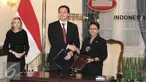 Menlu RI Retno Marsudi berjabat tangan dengan Menlu Bulgaria, Daniel Mitov, Jakarta, Rabu (30/3). Pertemuan membahas kerjasama dan perjanjian persetujuan bebas Visa bagi pemegang paspor Diplomatik dan dinas. (Liputan6.com/Helmi Afandi)
