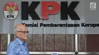 Mantan Menko Bidang Perekonomian Dorodjatun Kuntjoro usai pemeriksaan di Gedung KPK, Jakarta, Rabu (21/2). Sebelumnya, KPK telah menetapkan Syafruddin Arsad tersangka dugaan korupsi penerbitan SKL BLBI pada 25 April 2017. (Liputan6.com/Herman Zakharia)