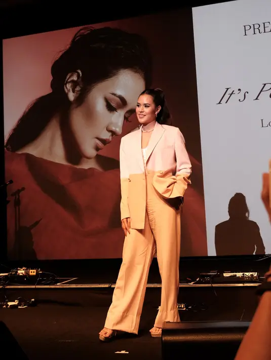 Sejumlah produser terlibat dalam penggarapan album ini, mulai dari Marco Steffiano, Aldi Nada Permana hingga keyboardis Rihanna, Erskine Hawkins. (Nizar Zulmi/Fimela.com)