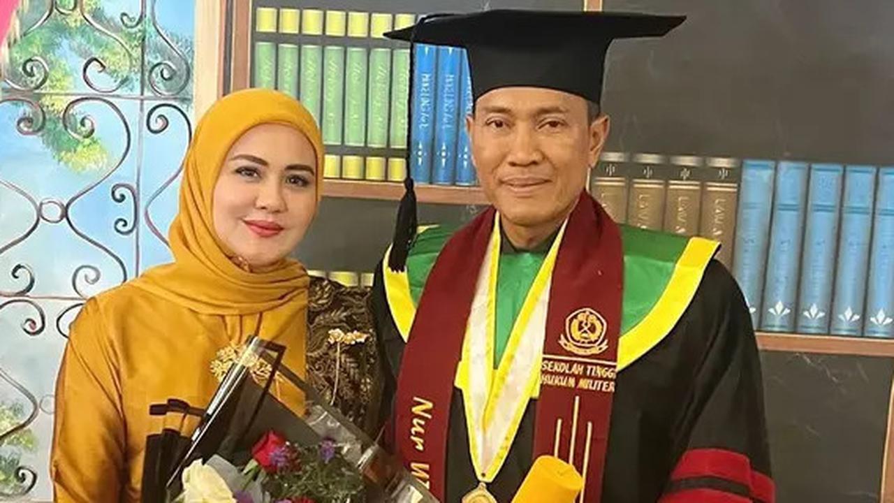 Cantik Berkebaya Kuning, 6 Potret Juliana Moechtar Jadi Pendamping Wisuda S2 Sang Suami di Sekolah Tinggi Hukum Militer