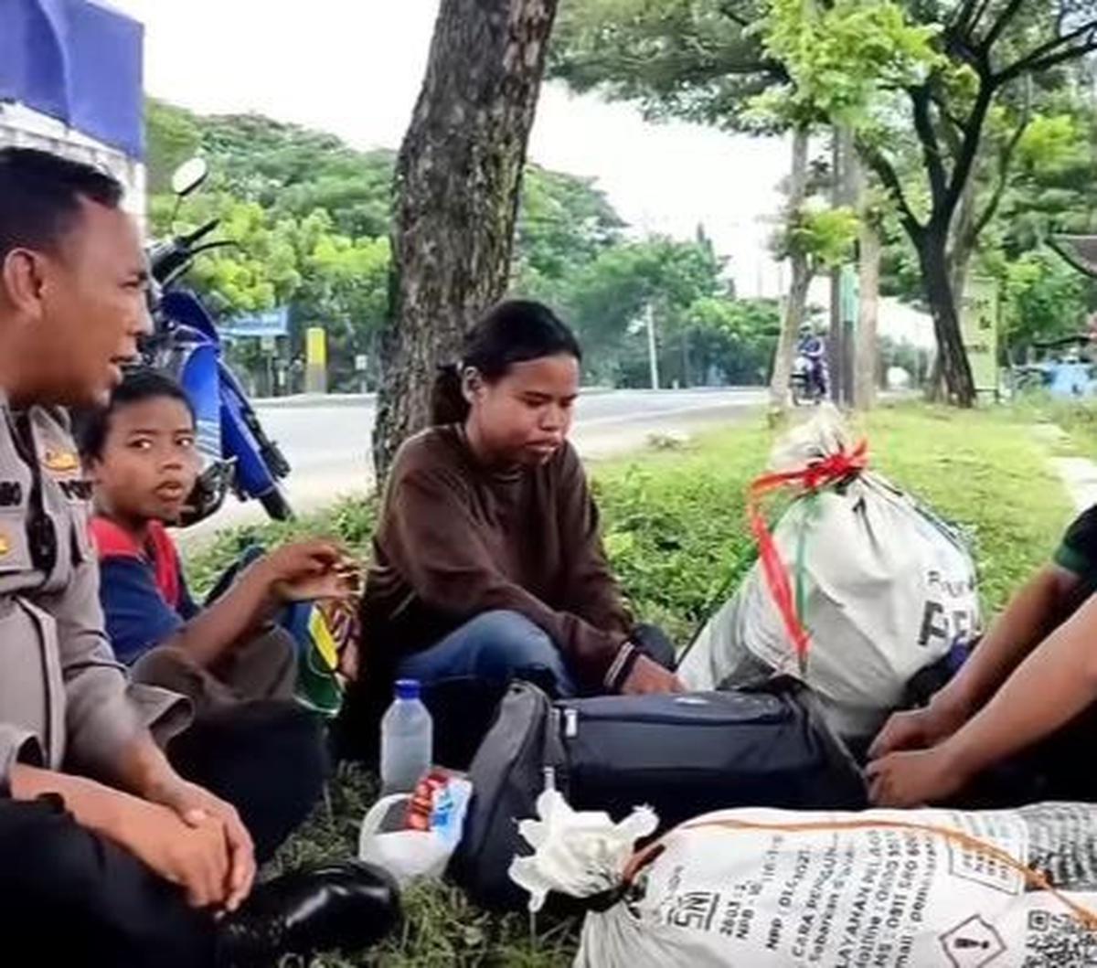 Polisi yang kerap dijuluki 'Polisi Baik' tersebut tercengang saat mendengar cerita seorang perantau asal Magelang yang bernasib apes saat hendak pulang dari Kalimantan Barat.